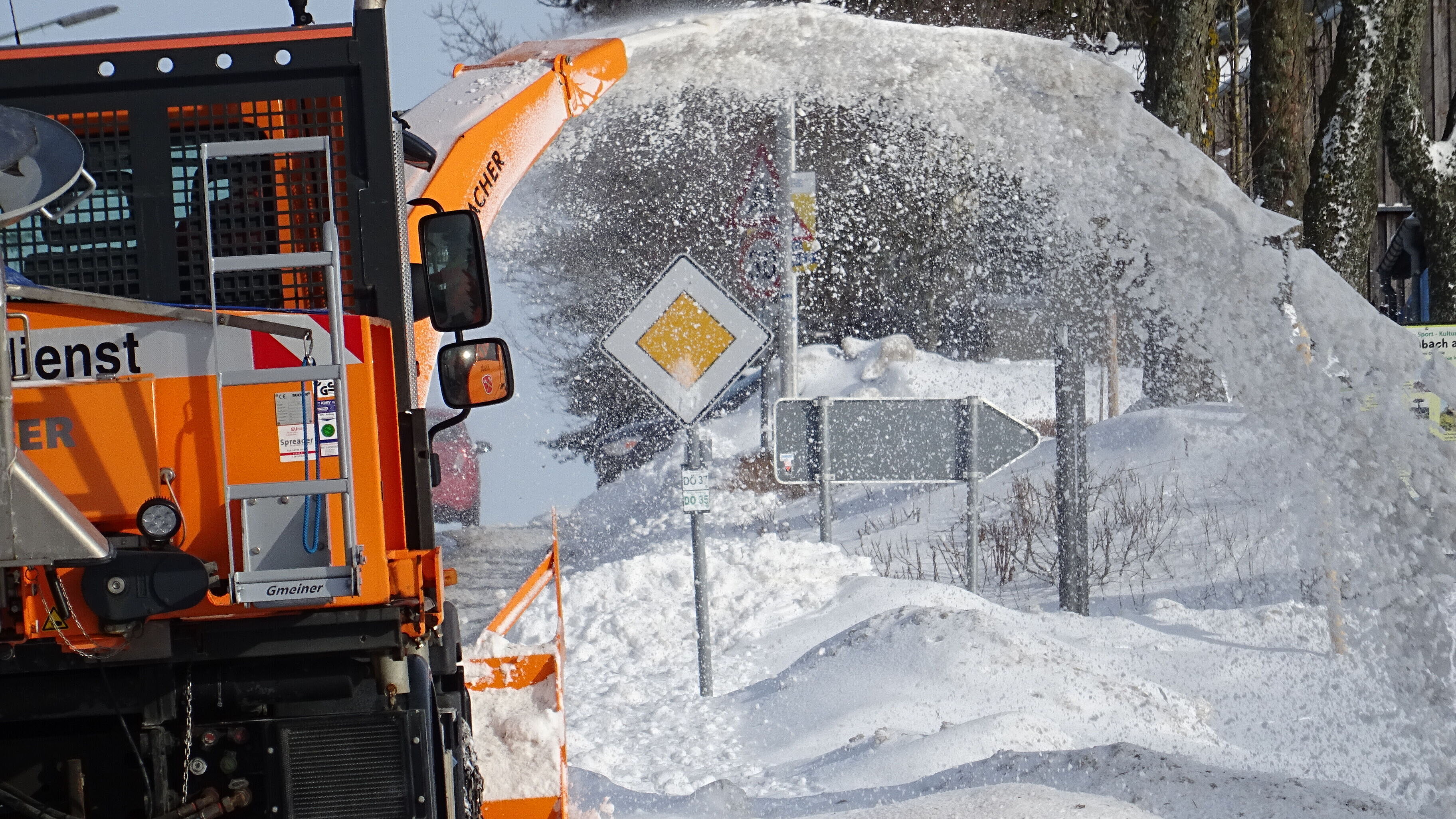Schneefräsen am Straßenrand