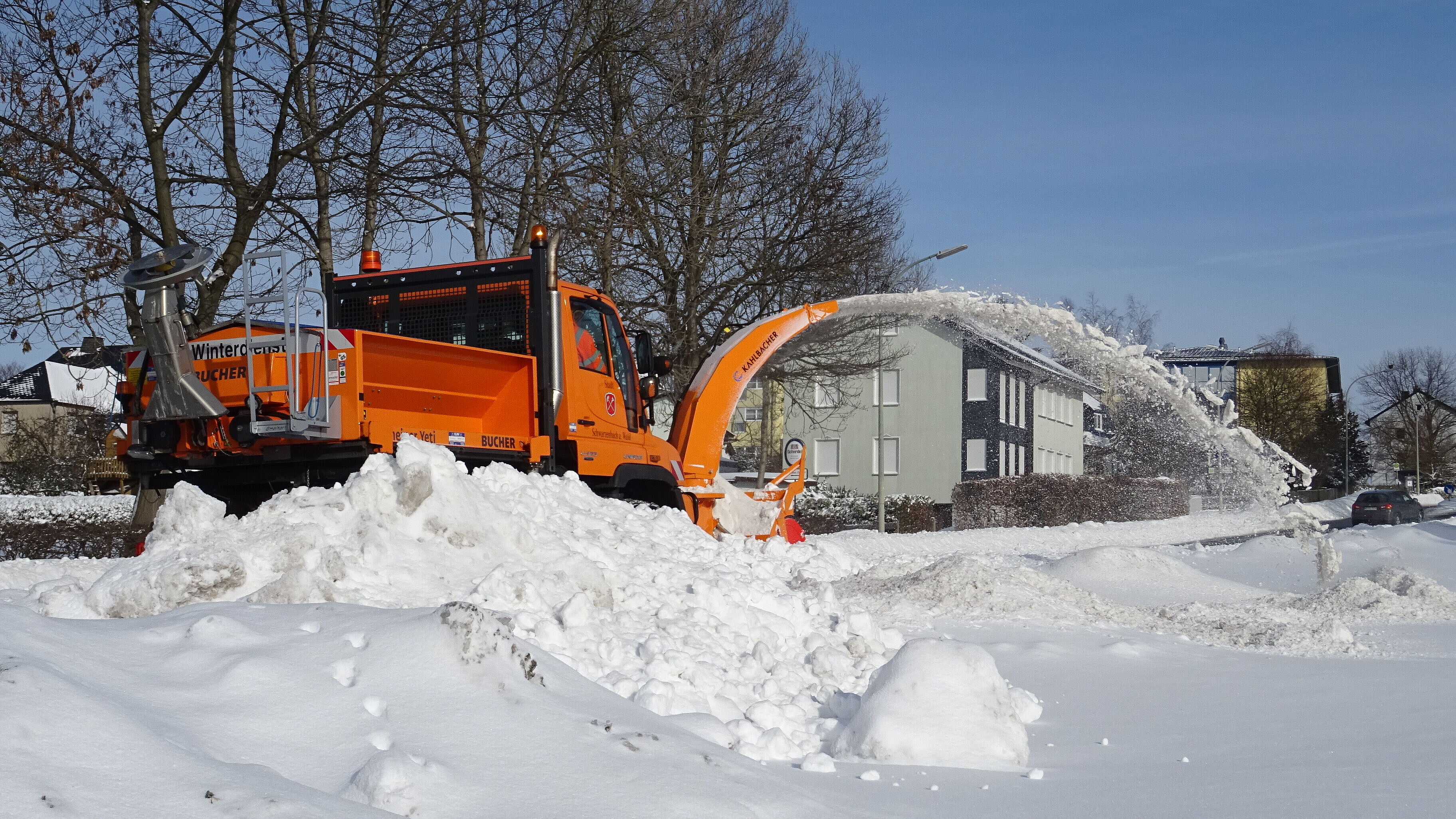 Unimog fräst eine Ortsstraße frei
