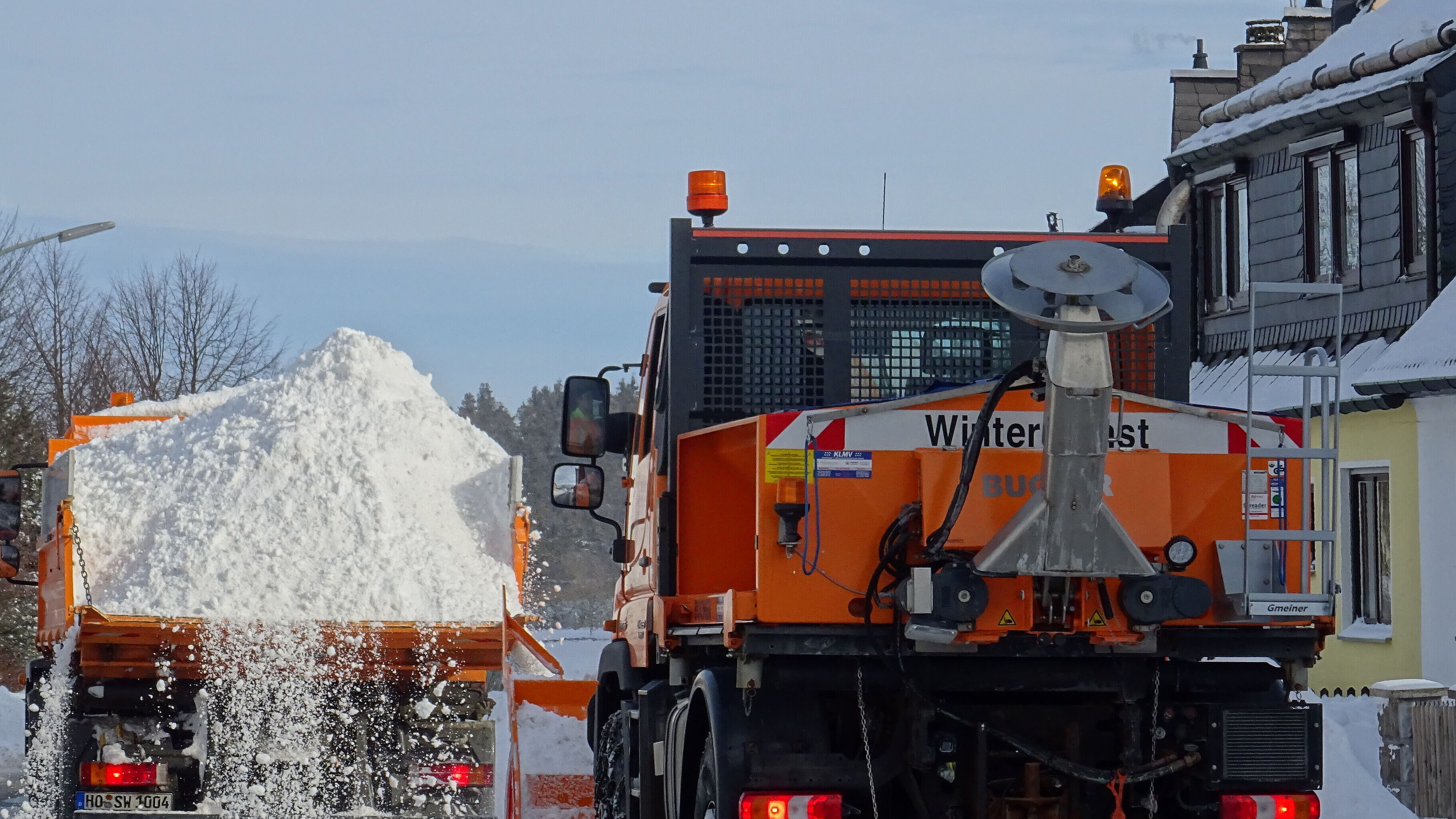 Lkw ist mit Schnee voll beladen