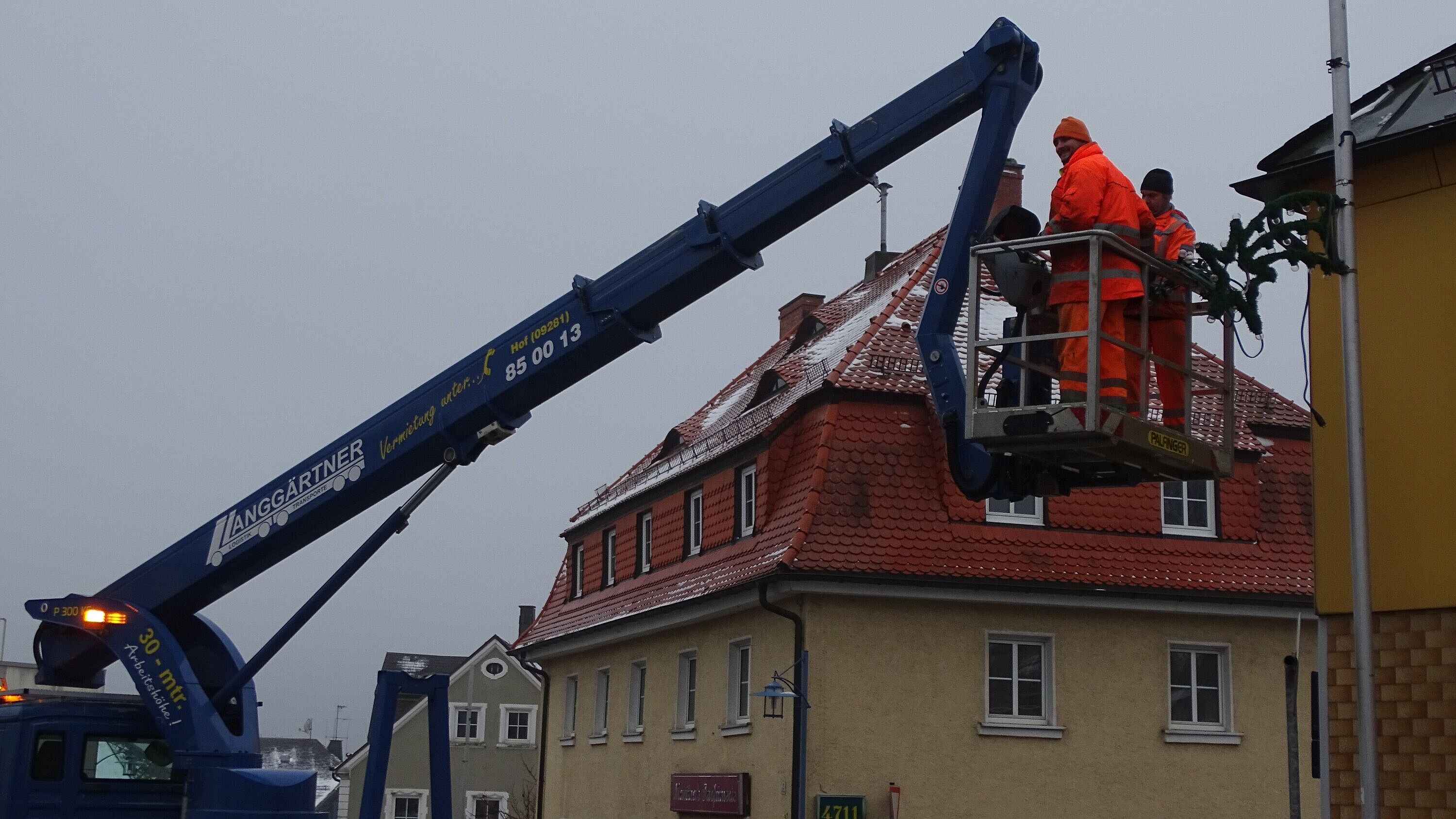 Anbringen der Weihnachtsbeleuchtung in der Hauptstraße