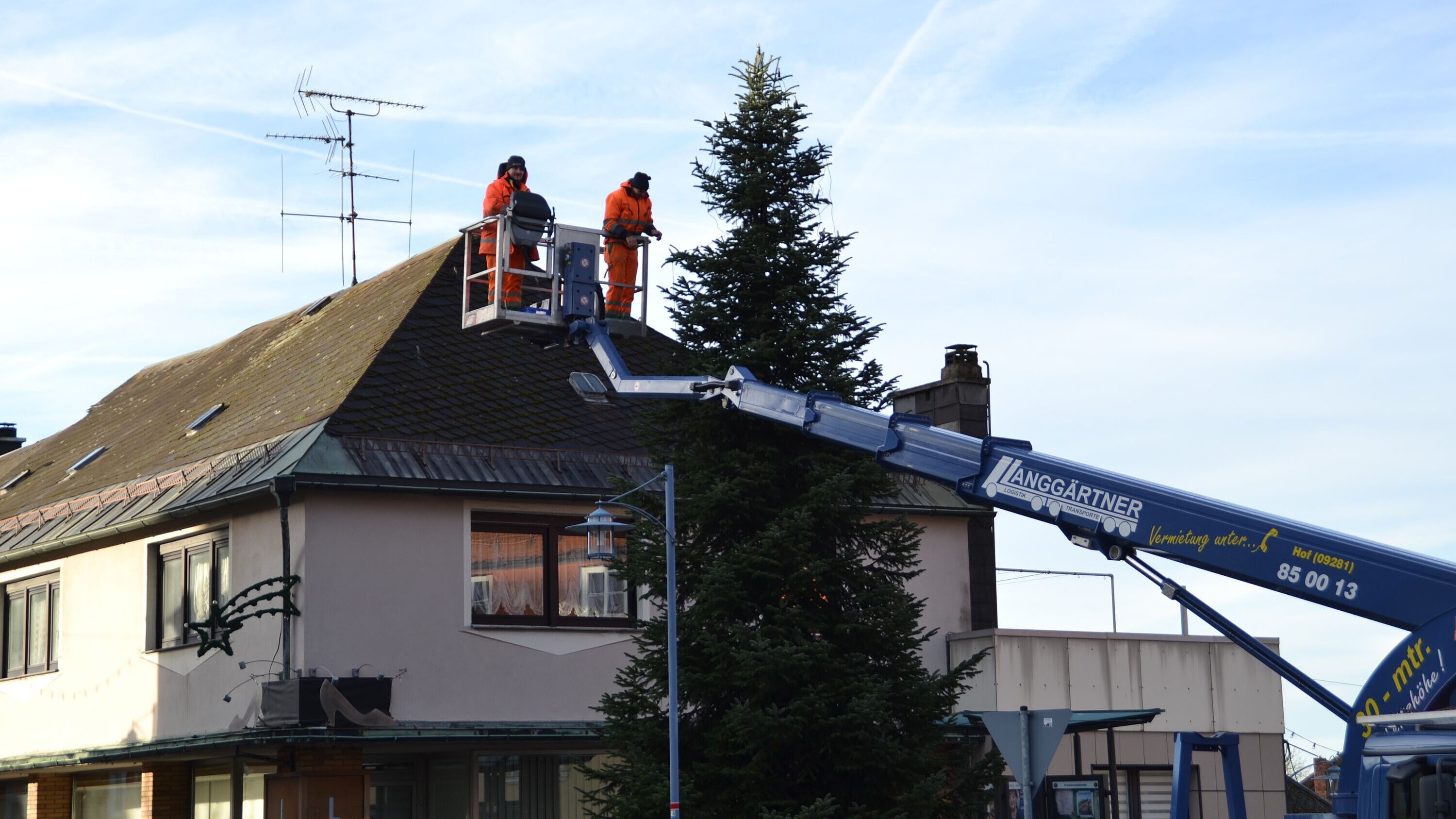 Mit dem Steiger wird die Weihnachtsbeleuchtung angebracht