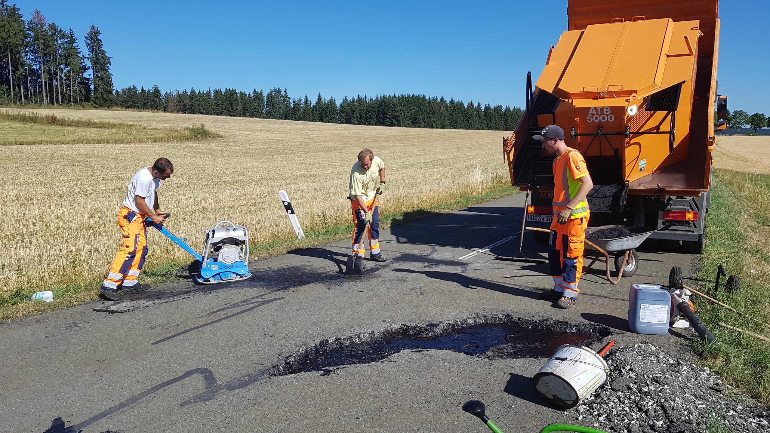 Straßensanierung durch den Bauhof - hier im Einsatz das neue Thermofass auf dem Lkw zum Transport des Asphalts